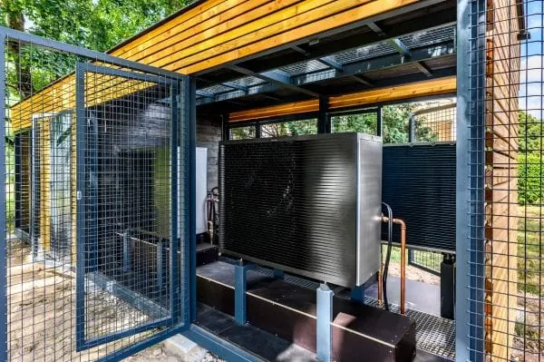 Blick in das Innere der Containres Energiemodul mit eingebauten Luft-/Wasserw&auml;rmepumpen (Monoblock).