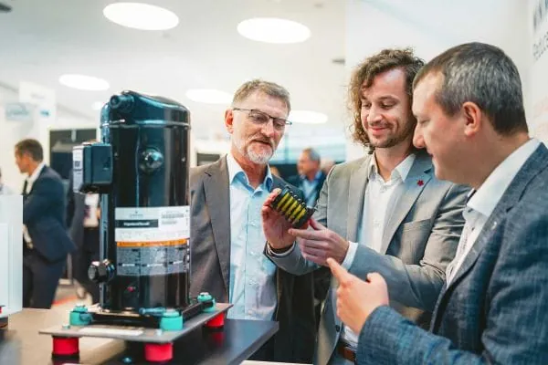 Erg&auml;nzt wird das Kongressprogramm durch die begleitende Foyer-Expo, in der Unternehmen ihre neuesten Produkte, L&ouml;sungen und Entwicklungen pr&auml;sentieren.