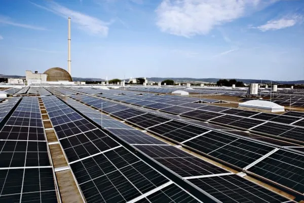 Noch immer sind viele Firmend&auml;cher PV-frei. Dabei macht eine neue M&ouml;glichkeit zur Sonderabschreibung Investitionen in PV-Anlagen attraktiv.