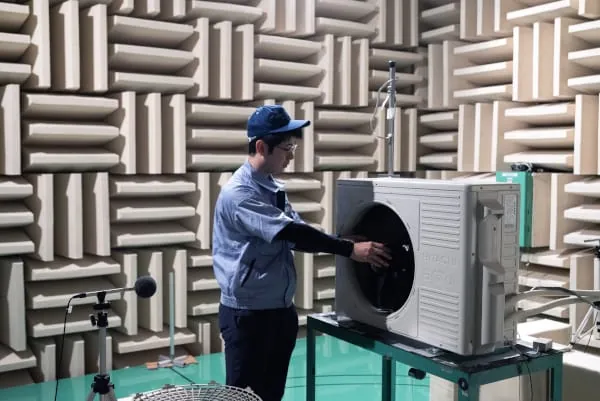 Ein Mitarbeiter testet ein Klimager&auml;t im Soundlabor des Werks Tochigi, Japan von Johnson Controls-Hitachi Air Conditioning.