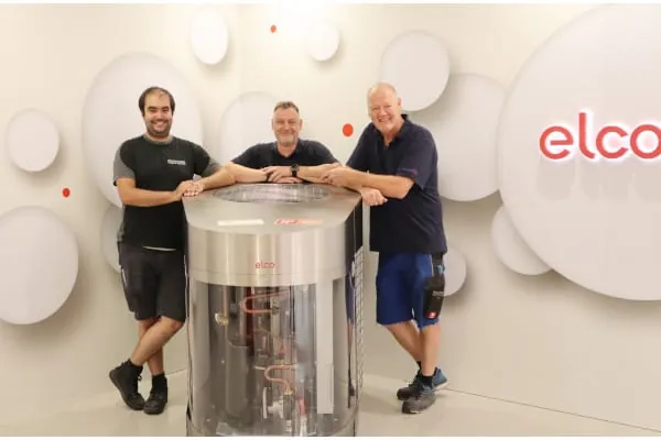 In Hechingen wurde das fundierte Know-how aus Theorie und Praxis erstmals geb&uuml;ndelt vermittelt &ndash; von der Thermodynamik bis zur Dichtheitspr&uuml;fung. Davon profitierten auch Alexander Jost, Marco Seiler und Peter B&uuml;llesbach, drei von insgesamt neun Teilnehmern der ersten K&auml;lteschein-Schulung bei Elco (v. l.).