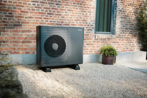 Die neue Generation der Vaillant Wärmepumpen des Typs arotherm plus ist besonders effizient, leise und kann flexibel installiert werden.