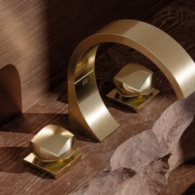 Eine individualisierte Variante von „The Rock“: Hier treffen die felsenförmigen Griffe auf CYO in Messing gebürstet (23kt Gold) und einen Waschtisch aus vulkanischem Porphyr.