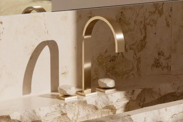 Your Rock“: Die Atelier Edition „The Rock“ lädt Architektur- und Designschaffende ein, ihre eigenen Visionen umzusetzen. Anstelle von massivem Metall wurden die Griffe hier in hellem Travertin realisiert – ein Naturstein, der sich im gesamten Raum wiederfindet.