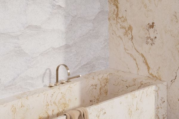 Your Rock“: Die Atelier Edition „The Rock“ lädt Architektur- und Designschaffende ein, ihre eigenen Visionen umzusetzen. Anstelle von massivem Metall wurden die Griffe hier in hellem Travertin realisiert – ein Naturstein, der sich im gesamten Raum wiederfindet.