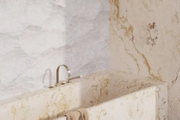 Your Rock“: Die Atelier Edition „The Rock“ lädt Architektur- und Designschaffende ein, ihre eigenen Visionen umzusetzen. Anstelle von massivem Metall wurden die Griffe hier in hellem Travertin realisiert – ein Naturstein, der sich im gesamten Raum wiederfindet.