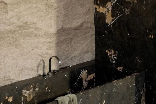 Spiel der Gegensätze: Während MEM in Dark Platinum gebürstet am Badewannenrand mit sanfter Zurückhaltung überzeugt, treten die Griffe aus Marmor mit kraftvoller Präsenz hervor.