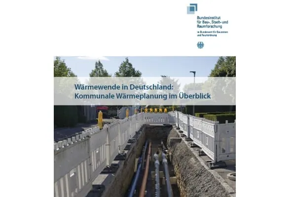 Cover der PDF-Analyse zur Kommunalen W&auml;rmeplanung, Schrift und Foto von der Verlegung Fernw&auml;rmeleitungen