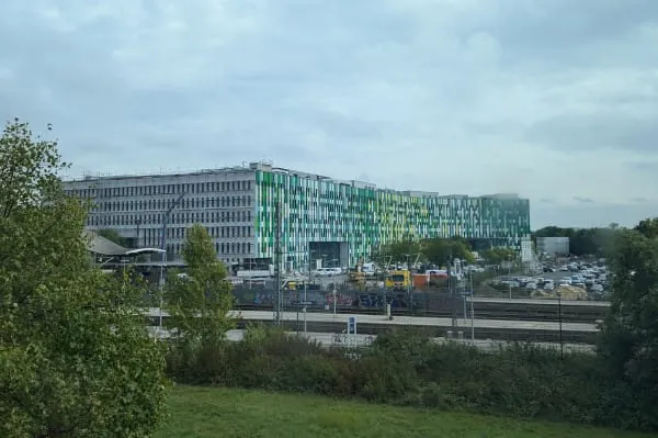 Außenansicht auf den Neubau des EUREF-Campus.