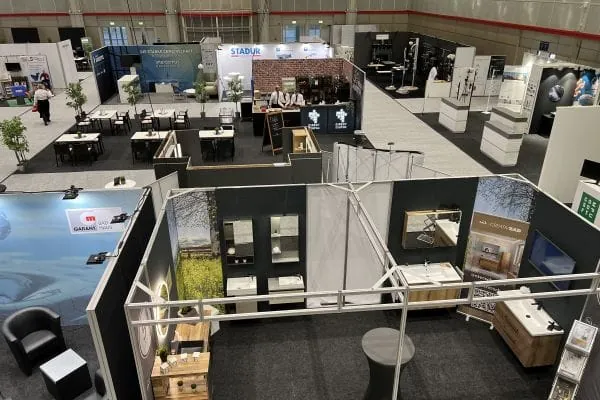 Bei der Messe BAD DIREKT präsentieren namhafte Aussteller aus den Bereichen Sanitär-, Heizungs- und Klimatechnik sich und ihre Produkte.