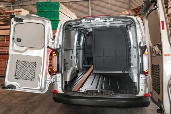 Neuer Kastenwagen mit L-Trennwand: Neben bis zu f&uuml;nf Personen reisen hier besonders lange Ausr&uuml;stungsgegenst&auml;nde sicher verstaut zum Au&szlig;eneinsatz.