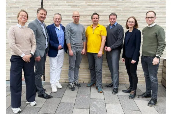 Die Gr&uuml;ndungsmitglieder des Digitalzentrum Bau e.V. am Tag der Vereinsgr&uuml;ndung. Rafael Gramm, Stefanie Samtleben, Achim Oberg, Sebastian Hollermann, Tino Sch&ouml;llhorn, Ralf Golinski, Thomas Kirmayr und Elisabeth Ebert (v. r.)