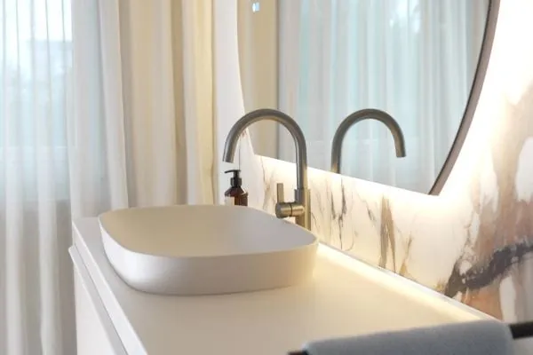 Der HSK Waschtisch-Einhebelmischer Slim Plus in Gunmetal geb&uuml;rstet passt farblich perfekt zu der Duscharmatur innerhalb der Duschkabine sowie zum Wandprofil der Duschabtrennung Walk In Pro.