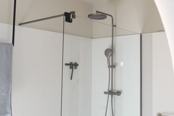 Die frisch eingebaute Walk in Pro Duschabtrennung von HSK besticht mit klaren Linien und modernem Flair.