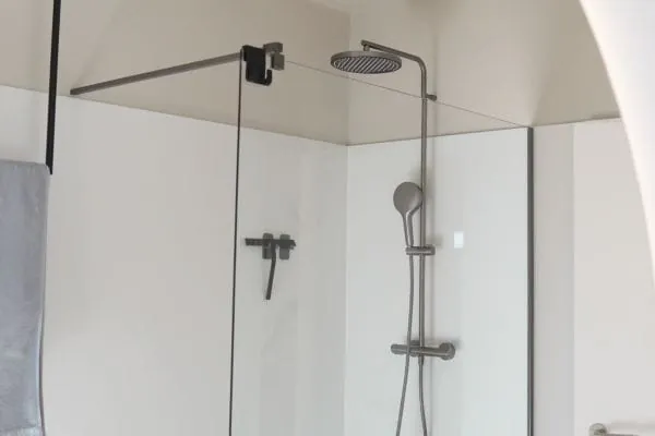 Die frisch eingebaute Walk in Pro Duschabtrennung von HSK besticht mit klaren Linien und modernem Flair.