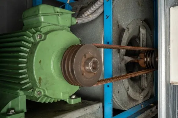 Leider noch häufig Realität: Wartungsintensive Riemenantriebe für Ventilatoren, die viel Energie verbrauchen und ein Risiko für die Betriebssicherheit darstellen.