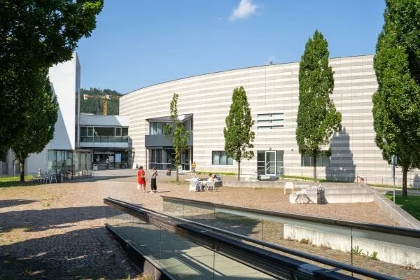 Die Betreiber des Landeskrankenhaus Bruck setzen für höchste Zuverlässigkeit und geringere Betriebskosten auf ein umfassendes Retrofit.