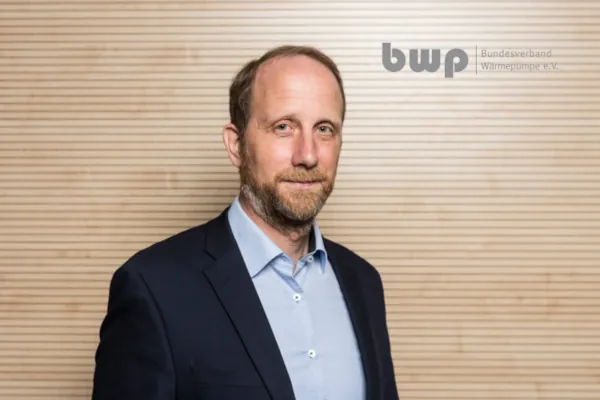 BWP-Geschäftsführer Dr. Martin Sabel erläuterte in einem Pressegespräch, dass Juristen bezweifeln, dass Klimaschutzmaßnahmen rechtssicher zurückgenommen werden dürfen. Warum dies so ist, erläuterte die Juristin Dr. Miriam Vollmer.