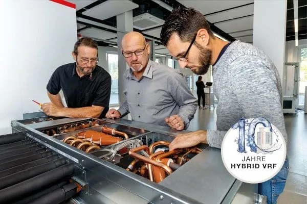Vertieftes Wissen im Jubil&auml;umsjahr: Praxisnahe und gezielte Schulungen bereiten die Teilnehmenden umfassend auf den Einsatz des Hybrid VRF-Systems vor.