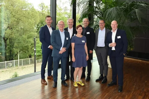 Simon Nehls, Professor Ulrich Eser, Professor Christoph Kaup, Annett Wettig, Udo Jung und Dror Peled (v. l.) sowie Karl-Walter Schuster (nicht im Bild) sind die Mitglieder des aktuellen FGK-Vorstands. Rechts im Bild: FGK-Gesch&auml;ftsf&uuml;hrer Frank Ernst.