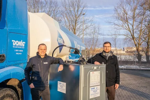 Philipp Wagner, Vertriebs-Verantwortlicher bei den Roth Werken, stellt bei seinen Gesprächen mit Interessierten eine steigende Nachfrage nach HVO100-tauglichen Systemen fest – wie hier mit Torben Donig von der Donig Mineralöl-Vertriebs GmbH in Hofgeismar (v. r.).