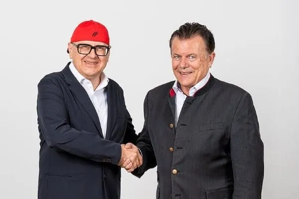 Zwei Unternehmer-Persönlichkeiten und ein Handschlag auf eine einzigartige Kooperation: Windhager-Geschäftsführer Andreas Weißenbacher und Heliotherm-Chef Andreas Bangheri (v. l.).