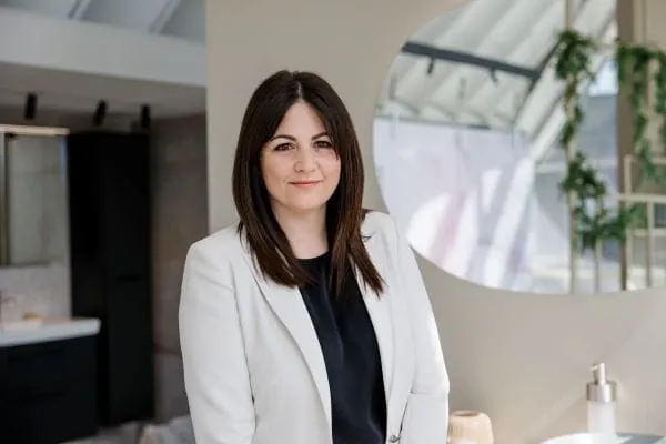 Monika Horvath, Geschäftsbereichsleitung Bad, freut sich über die positive Kundenresonanz: Die persönliche, kompetente und lösungsorientierte Beratung sowie die vielfältigen Ausstellungsmöglichkeiten sorgen für hohe Kundenzufriedenheit.