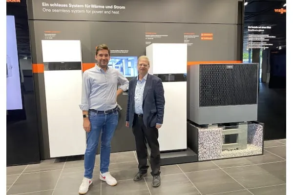 Nach dem Gespr&auml;ch zeigte Dr. Conrad Wiedeler die Systeml&ouml;sung f&uuml;r W&auml;rmepumpen inklusive des neuen Fundaments f&uuml;r die Au&szlig;eneinheit in der Viessmann- Ausstellung.
