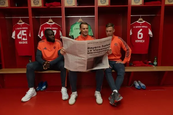 Die 19 neuen &bdquo;Stars‟ im Team des FC Bayern M&uuml;nchen entpuppten sich als Viessmann W&auml;rmepumpen. Diese Nachricht lie&szlig; die Top-Spieler wie Dayot Upamecano, Manuel Neuer und Joshua Kimmich aufatmen (v. l.).