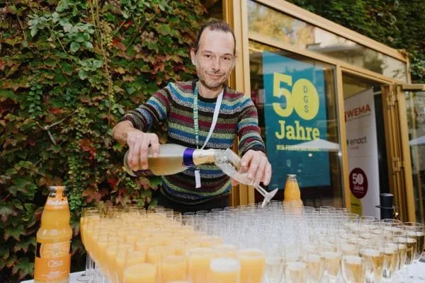 DGS-Mitarbeiter Dominic Memmel schenkt aus.