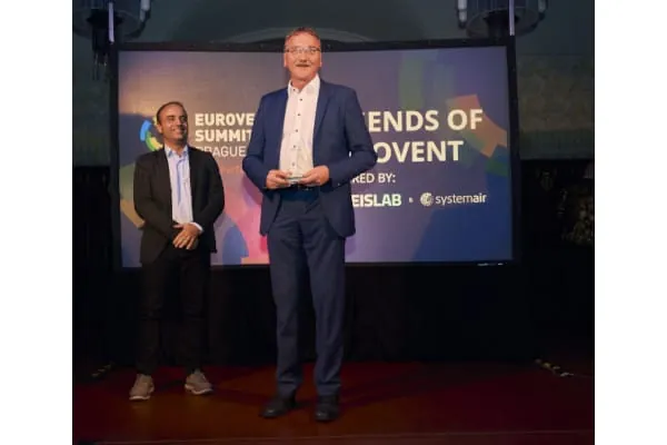 J&uuml;rgen Albig bringt seine jahrzehntelange Erfahrung in der Ventilatorenindustrie auf internationaler Ebene ein. F&uuml;r seinen Einsatz wurde er 2021 bereits mit der goldenen Ehrennadel von Ziehl-Abegg ausgezeichnet. Jetzt erhielt er den Titel &bdquo;Certification Champion Ventilation&ldquo; beim Eurovent Summit 2025 in Prag. 