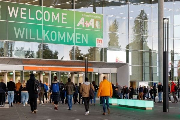 Eingang Messe a+A in Düsseldorf, Messebsucher strömen in die Hallen