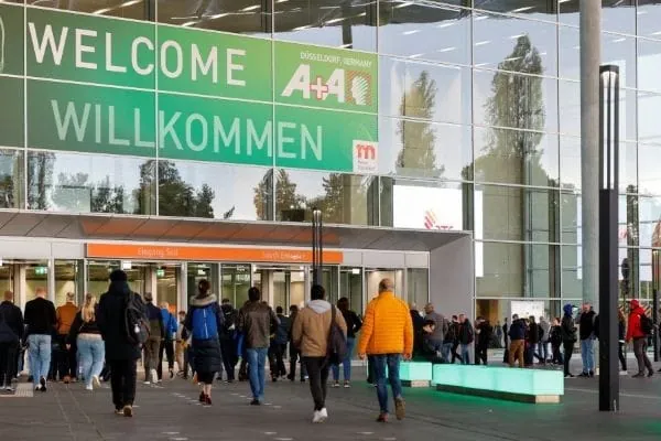 Eingang Messe a+A in Düsseldorf, Messebsucher strömen in die Hallen