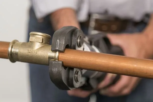 Verpressen vom bleifreien T-St&uuml;ck-Fitting Purapress an Kupferrohr