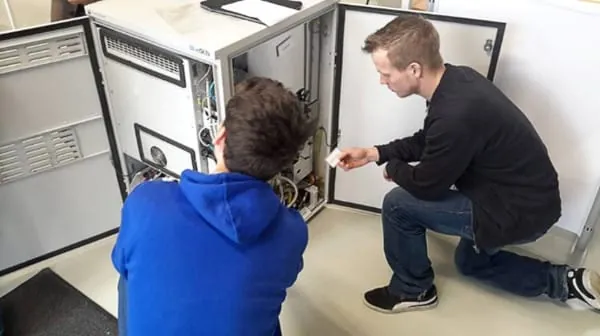 Auszubildende bei der Identifikation von Bauteilen eines BZ-Heizger&auml;tes.