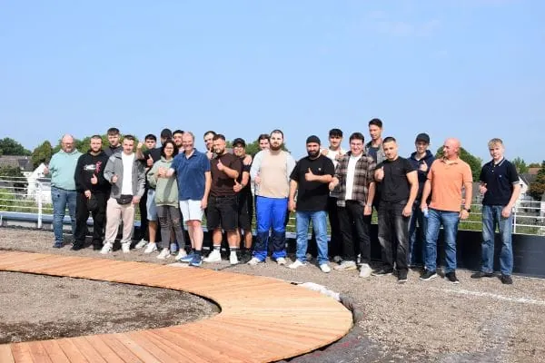 Heinz Hasenkamp (9.v.l) begr&uuml;&szlig;t die neuen Auszubildenden auf der Terrasse des neuen Firmengeb&auml;udes