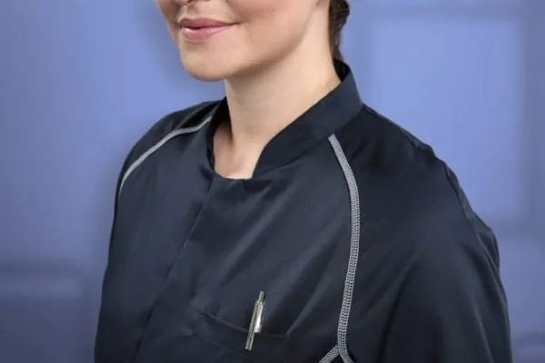 Nahaufnahme Hals bis Brustmitte: weibliches Model mit schwarzem Tencel-T-Shirt