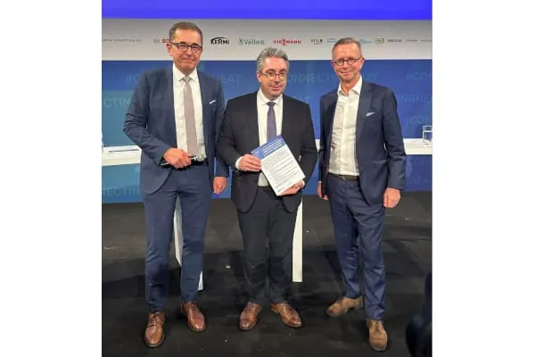 Michael Hilpert, Pr&auml;sident ZVSHK, Parl. Staatssekret&auml;r Stefan Rouenhoff, Jan Brockmann, Pr&auml;sident BDH (v. l.).