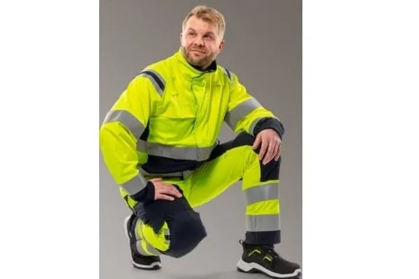 Flamestat High Vis Stretchjacke Kl.3 4160 ATHF: Die Multinorm-Stretchjacke aus leichtem und strapazierfähigem Material ist für Elektriker, Energieversorger, Industrie- und Instandhaltungsteams sowie den Anlagenbau geeignet.