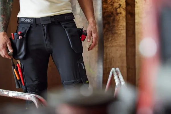 Die Arbeitshosen der Tyresta-Kollektion mit Fristads Flex System besitzen leistungsstarke Magnete. Damit lassen sich Werkzeugtaschen sicher am Bund fixieren.