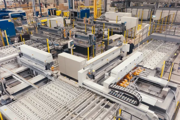 Mit der Investition in die neue, hochmoderne Glasanlage stellt sich HSK Duschkabinenbau f&uuml;r die Zukunft auf und bekennt sich eindeutig zur Produktionsst&auml;tte im heimischen Sauerland.