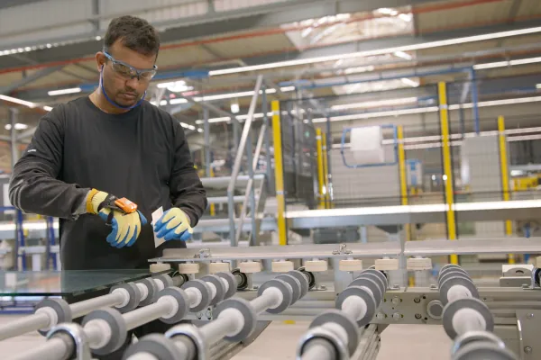 Mitarbeiterinnen und Mitarbeiter liefern mithilfe der neuen Glasanlage, moderner Wasseraufbereitung und optimierter Produktionsprozesse t&auml;glich &uuml;ber 1.000 hochwertige Duschw&auml;nde &sbquo;Made in Germany&lsquo; an Handwerkspartner in ganz Europa.