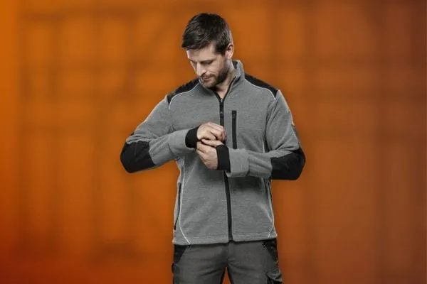 M&auml;nnliches Model mit grauer Workwear-Fleece Jacke