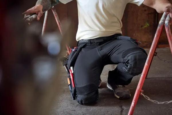 Handwerker-Stretchhose mit „Cordura“-verstärkte Knietaschen. Die Kniepads sitzen dort, wo sie sollen, ohne dass man die Hose beim Hinknien ständig zurechtrücken muss.