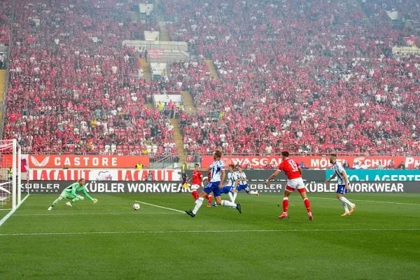 Kübler Workwear präsentiert sich in der aktuellen Bundesliga-Saison mit Bandenwerbung.