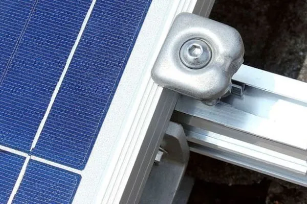 Detailfoto Befestigung PV-Modul auf Montagesystem