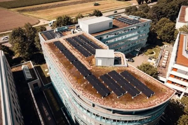 Drohnenaufnahme B&uuml;rokomplex mit PV-Anlage auf dem Dach