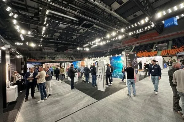 Zahlreiche Profis aus der SHK-Branche nutzten die M&ouml;glichkeit, sich in der ratiopharm arena &uuml;ber neue Produkte zu informieren und neue Kontakte zu kn&uuml;pfen.