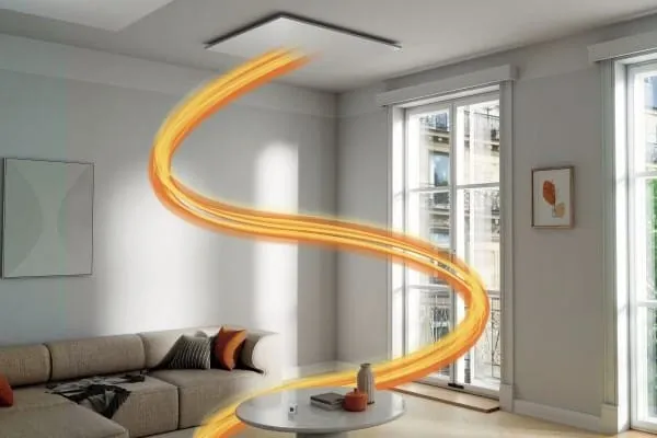 Wohnzimmerambienter: An der Decke eine elektrische Infrarotheizung, Grafik mit gelben, geschlungenen "Infrarot"-Wärmestrahl von oben nach unten zum Couchtisch