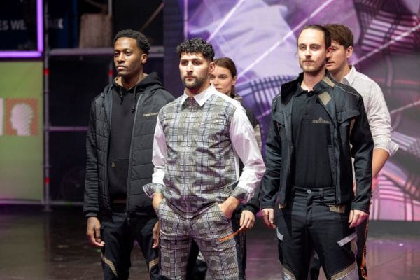 Modeschau mit Berufskleidung mit 4 Männer-Models und 1 Frauen-Model